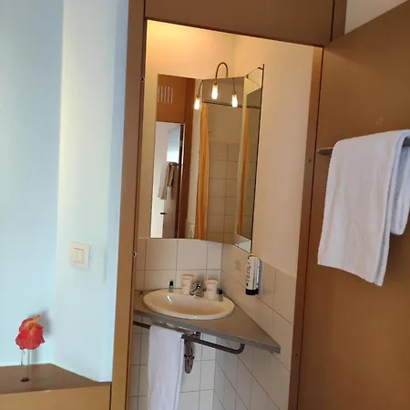 橙色翅膀维也纳新城酒店