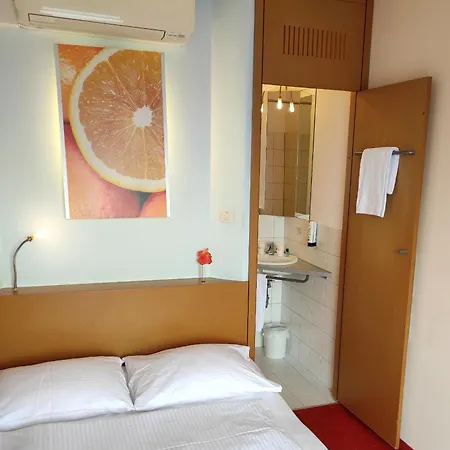 橙色翅膀维也纳新城酒店 汽车旅馆