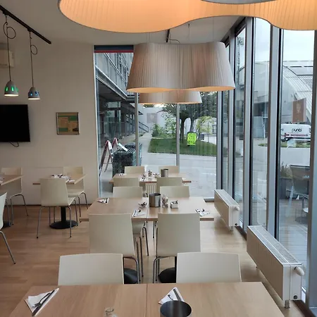 橙色翅膀维也纳新城酒店 汽车旅馆 维也纳新城