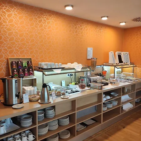 橙色翅膀维也纳新城酒店 维也纳新城