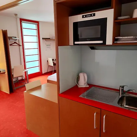 汽车旅馆 橙色翅膀维也纳新城酒店