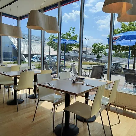 橙色翅膀维也纳新城酒店 汽车旅馆 3*