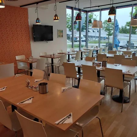 Orange Wings موتيل 3*