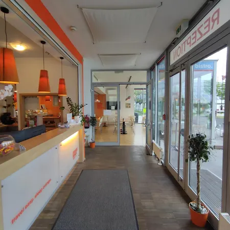 橙色翅膀维也纳新城酒店 3*