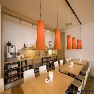 橙色翅膀维也纳新城酒店 3*