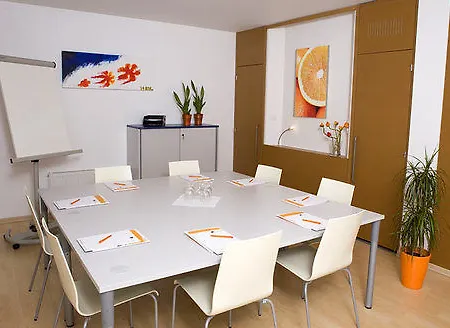 橙色翅膀维也纳新城酒店 3* 维也纳新城