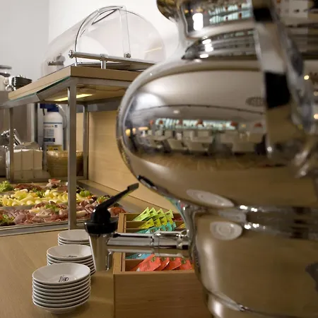 橙色翅膀维也纳新城酒店 汽车旅馆 3*