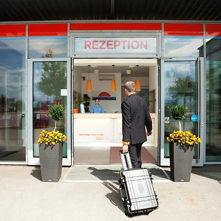 橙色翅膀维也纳新城酒店 汽车旅馆