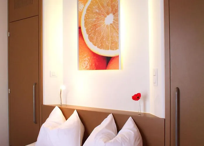 Orange Wings Винер-Нойштадт