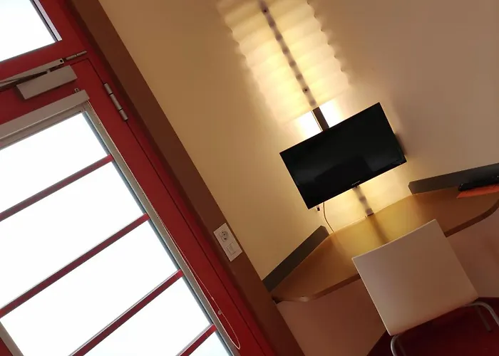 Orange Wings Винер-Нойштадт