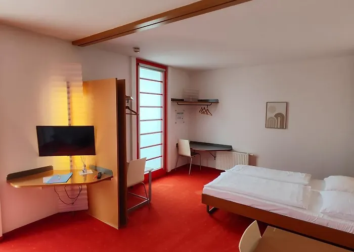 Orange Wings Винер-Нойштадт