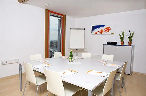 Orange Wings Винер-Нойштадт